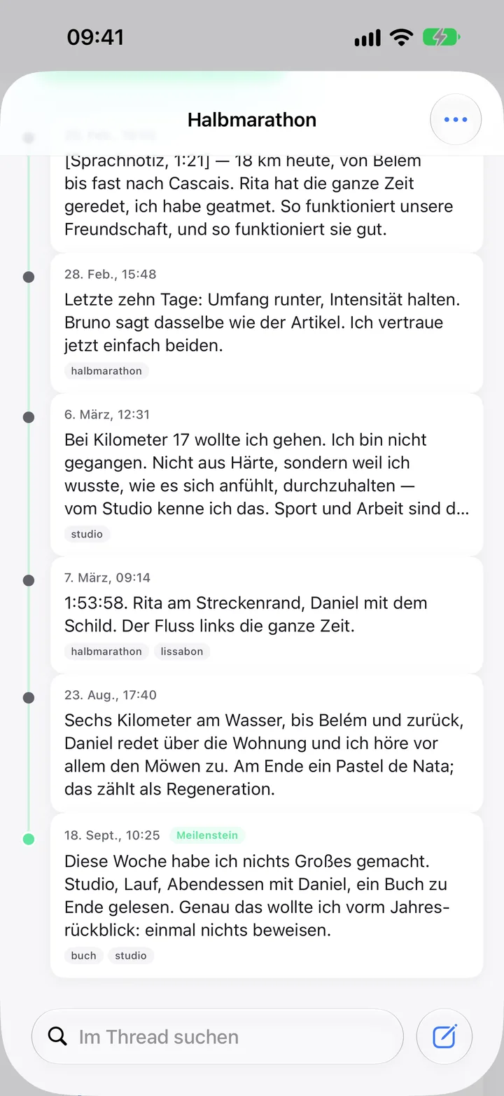 Der Thread „Halbmarathon“, mit Läufen, einem KI-Chat, einem PDF und Fotos in ihrer Reihenfolge.