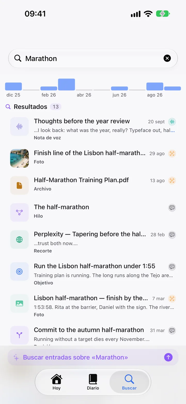 Resultados de búsqueda de «maratón»: una nota de voz, fotos, un PDF con el plan de entrenamiento, el hilo, un recorte de Perplexity y la meta.